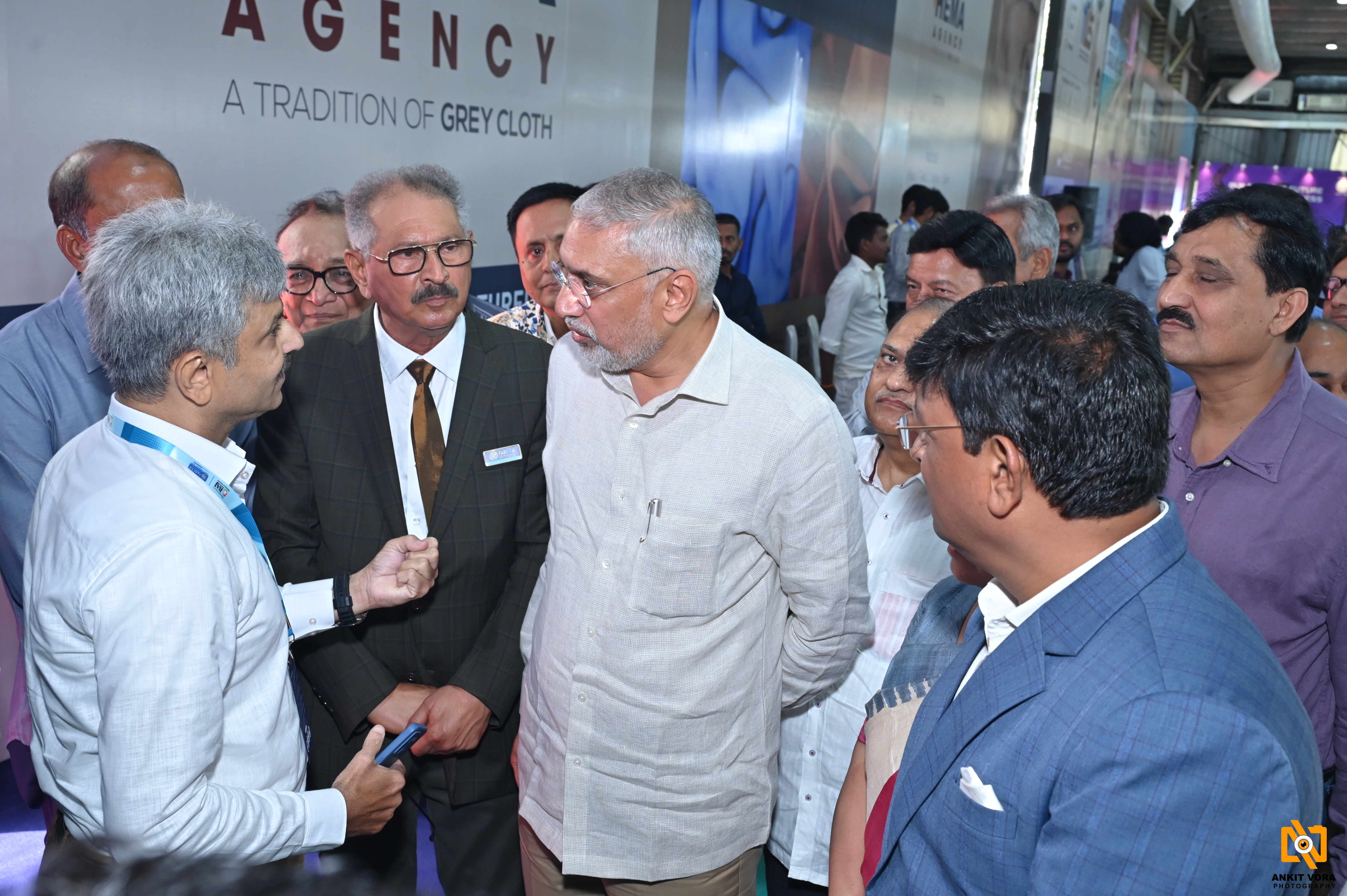 Bealert.info founder Jitesh upadhyay give information to Shri Jagdishbhai vishwakarma 
